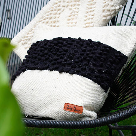 cojín beige y negro